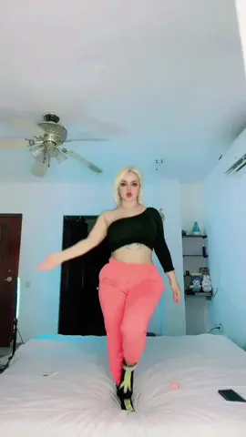 A post by @indiskovar3.0 on TikTok caption: A qué hora vieron este video? 