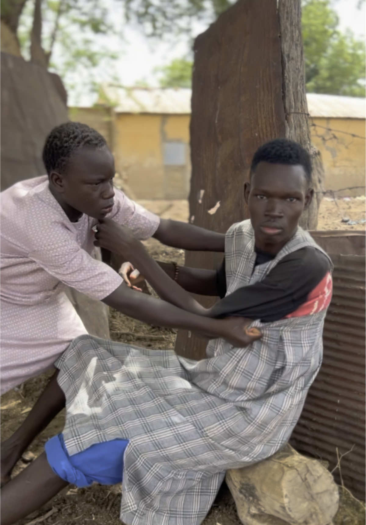 A post by @modou_comedien on TikTok caption: Mane nguenne di piège 😭 Rien de plus dure que de vivre paisiblement et tout à coup finir dans les décombres blaisser tuer par un effondrement inattendu je partage votre peine et prix que le bon Dieu vous vienne en aide ainsi qu’à vos famille😭❤️🇸🇳@ousseynou comedy 😂 @joopnormal1 #modoucomedien #joopnormal