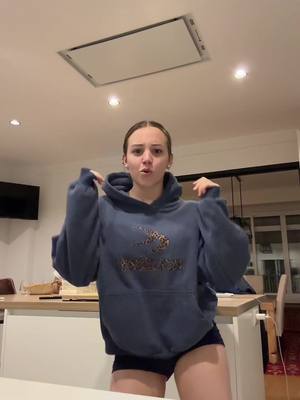 A post by @anitarqp on TikTok caption: no me sé el baile JAJAJAJAJA lo repetiré bien… ig:anitarqp 