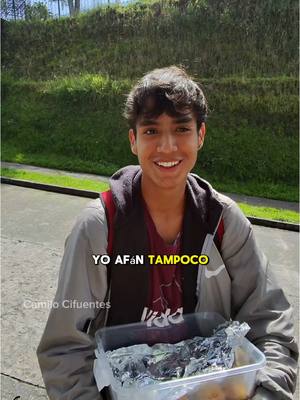 A post by @camilocifuentes96 on TikTok caption: Repartiendo papas rellanas en la calle #paratii #foryoupage #videoviral  David se ubica alrededor de la U. De Nacional frente al cable
