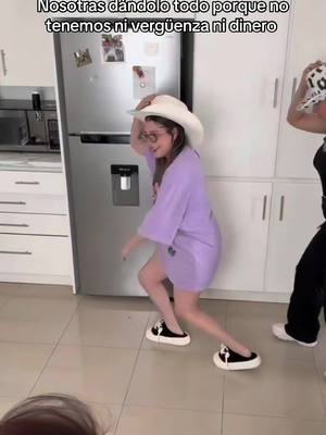 A post by @daniela.emmanuel on TikTok caption: Jajajaja creen que le haya gustado? #diadelasmadres #hermanas #humorfamiliar #familia #mamaehija #mothersday 