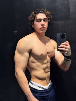 A post by @carlosbelcast on TikTok caption: El nuevo estado físico “híbrido” 