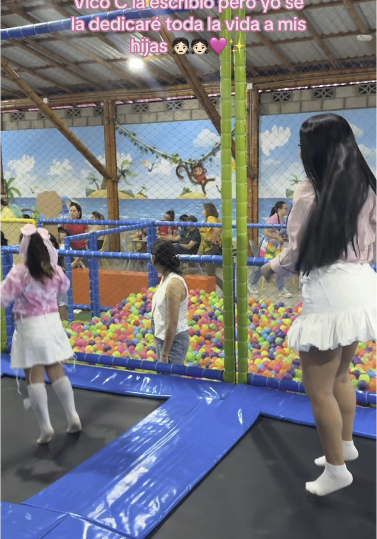 A post by @_soficmunoz18 on TikTok caption: Mis bellas y santas princesas las amo 👧🏻👧🏻🩷 nuestra vida cambió gracias a ustedes 😍✨ las amamos !! 🙂‍↔️🩷