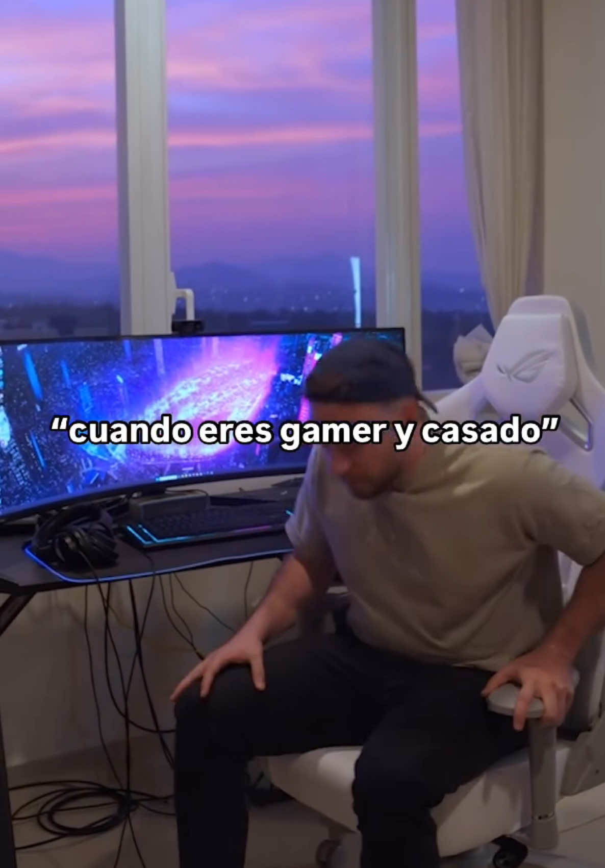 A post by @danielmanzog on TikTok caption: Cuando eres gamer y casado 🤣 #gamer #relacion #videojuegos 