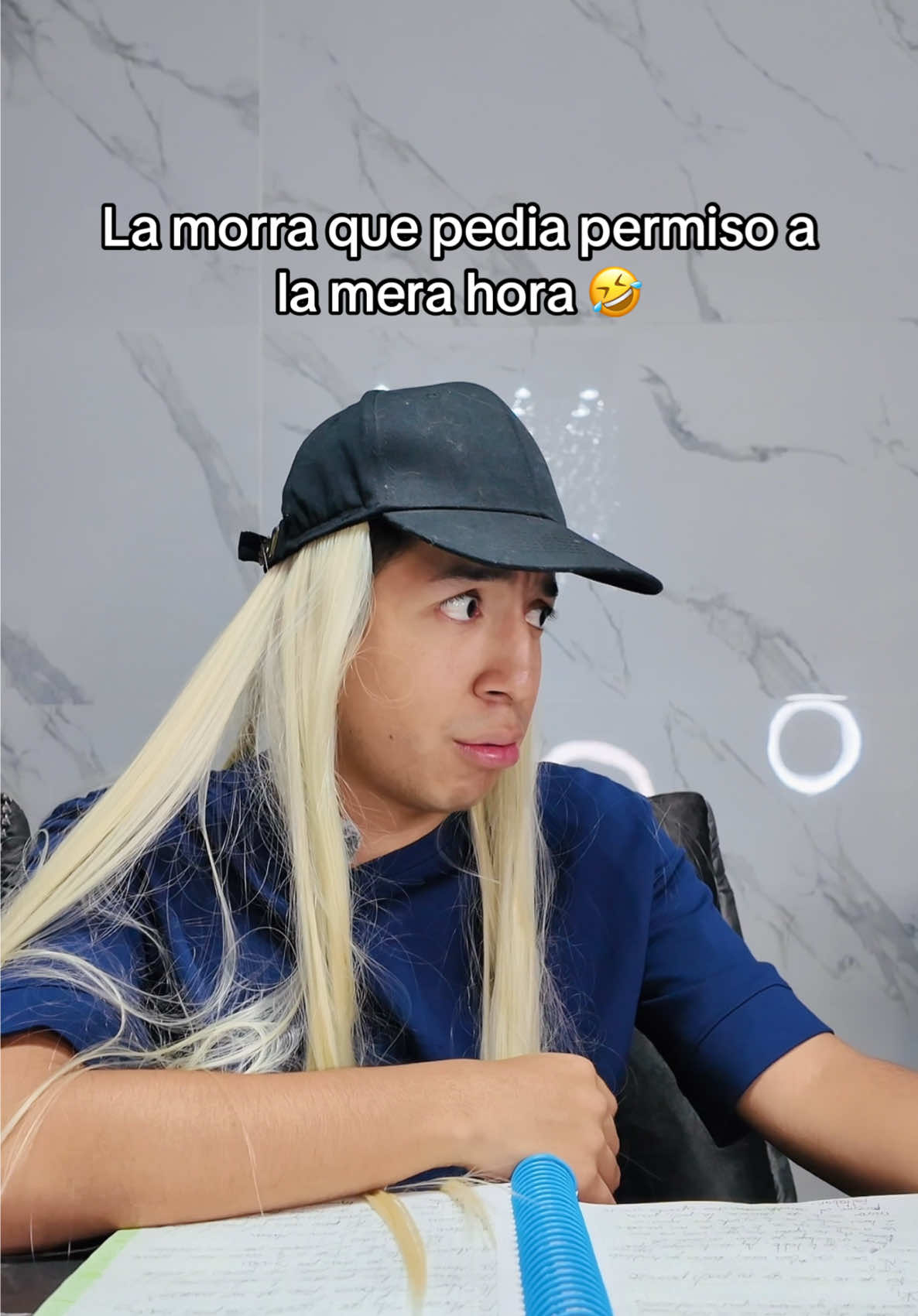 A post by @angelmonnroy on TikTok caption: Las mamás gritaban horrible por teléfono 🤣 #comedia #escuela #mama #permiso 