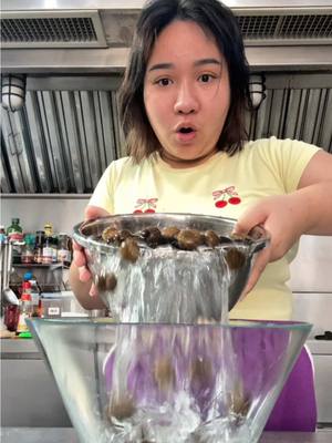 A post by @dollnc on TikTok caption: ตอบกลับ @กุ๊กกีหากีตาร์ กินคนเดียว=กินทั้งหมู่บ้าน 55 #เจ้ตับฉ่ําโบ๊ะ #น้ําปูลัลล้าเจ๊ตับอร่อยมากก 