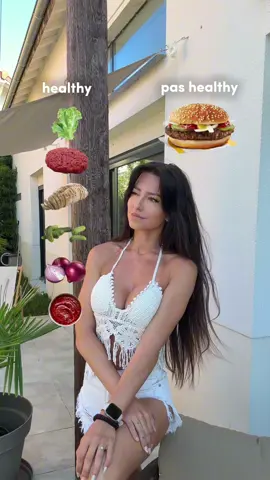 A post by @karolinerobestrong on TikTok caption: Ça devient malsain à quel moment ? Quand on les empile ? 🤔 👉🏼 On diabolise des plats entiers sans même regarder ce qu’ils contiennent vraiment (sauf peut être si tu suis les conseils de la B-academy de @bestrong_app 💕) Ici, ce ne sont que des aliments bruts, riches en protéines pour certains, en fibres, en bons lipides… et pourtant, à partir du moment où on les assemble en forme de burger, ça devient automatiquement “malbouffe” pour beaucoup. Pourquoi ? À cause de la forme ? À cause des idées reçues ? 👉🏼 Le problème, c’est la version ultra transformée, sucrée, salée, grasse à outrance ou encore déséquilibrée niveau macro qu’on trouve chez McD***** & co. 🍃Ce n’est pas le nom du plat qui compte, c’est sa composition. 👉🏼 Regarde bien et demande-toi : est-ce vraiment “malsain” ou juste une croyance qu’on traîne depuis trop longtemps car on a défini que CE PLAT était un écart ? #perdredupoids #pertedegras #perdreduventre #recettepertedepoids #bestrongapp 