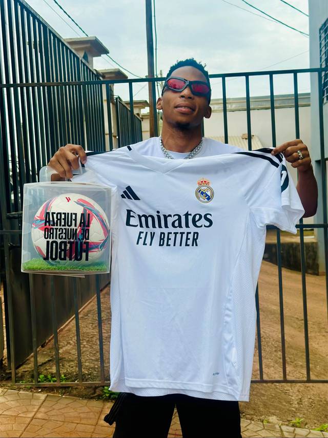 A post by @badnovaa on TikTok caption: Yvan Neyou et Enzo Boyomo du 🇨🇲 sont nominés pour le titre de meilleur joueur africain évoluant en «LaLiga»! cliquez sur le lien dans ma bio, inscrivez-vous pour voter et tentez de gagner des ballons officiels de @LALIGA et des maillots du @Real Madrid C.F.  🤳🏾Faites un screenshot de votre vote puis postez l’image en mentionnant ma page, j’effectuerai un tirage au sort lundi à 20h00(heure du Cameroun) entre les 10 premiers à avoir posté  NB: plusieurs autres joueurs africains sont nominés et vous pouvez voter pour votre joueur africain préféré évoluant en Liga