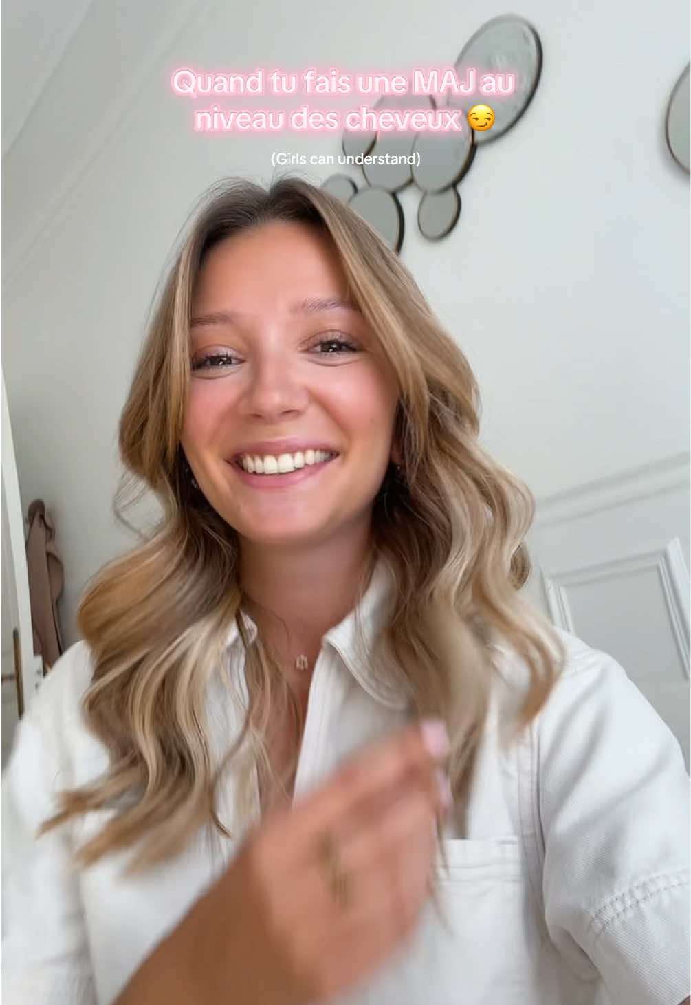 A post by @melanietherapie on TikTok caption: SELF CONFIDENCE GIIIIRLS 🌞 #coiffeur #blonde #selfconfidence #newhair #hair #wavy #girls #womens 