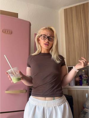 A post by @kaydonnelly2 on TikTok caption: living in my head rent free #shakeittothemax 