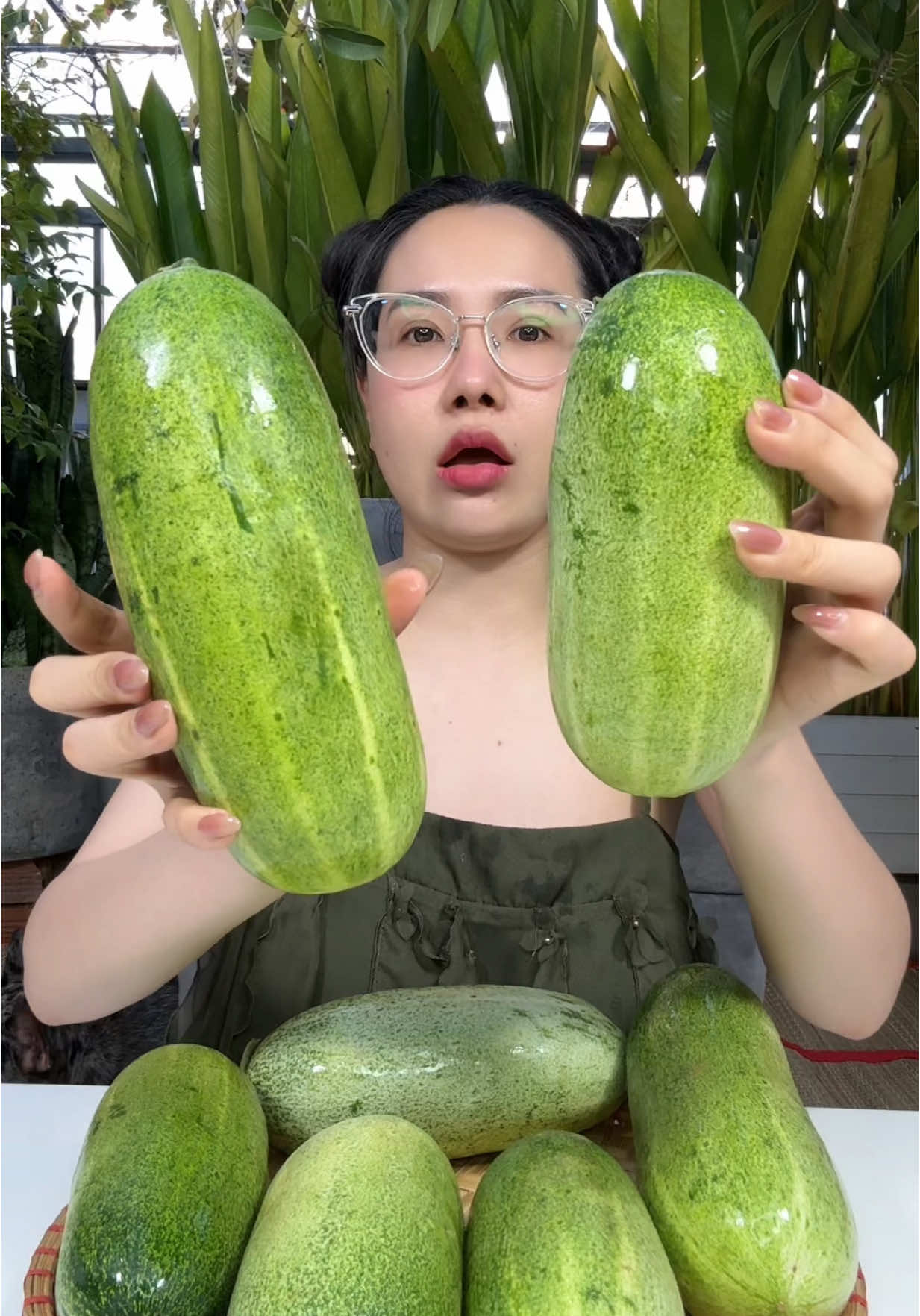A post by @vienvibi_899 on TikTok caption: Lần đầu ăn dưa mèo Điện Biên 
