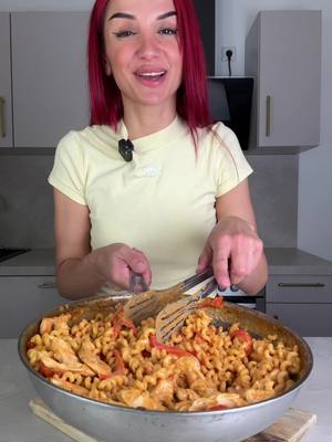 A post by @su_ice_ on TikTok caption: Pasta macht mich immer etwas glücklicher 😄 Zutaten: 500gr Hähnchenbrust, 1 Zwiebel, 1 rote Paprika, 3 Knoblauchzehen, 1EL Tomatenmark, 250ml Sahne, etwas Pastawasser, Salz, Pfeffer, Oregano, Petersilie, Chili, Paprika Edelsüß und Vegeta. Ich hab 250gr Nudeln gekocht für die Menge.  #Foodtiktok #foodie #easyrecipe #simplerecipe #rezept #pasta #creamyfood #chicken #homemadefood #cooking 