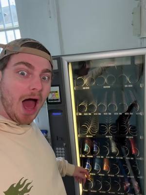A post by @cyrilschr on TikTok caption: Je devrais mettre quoi à la place ?