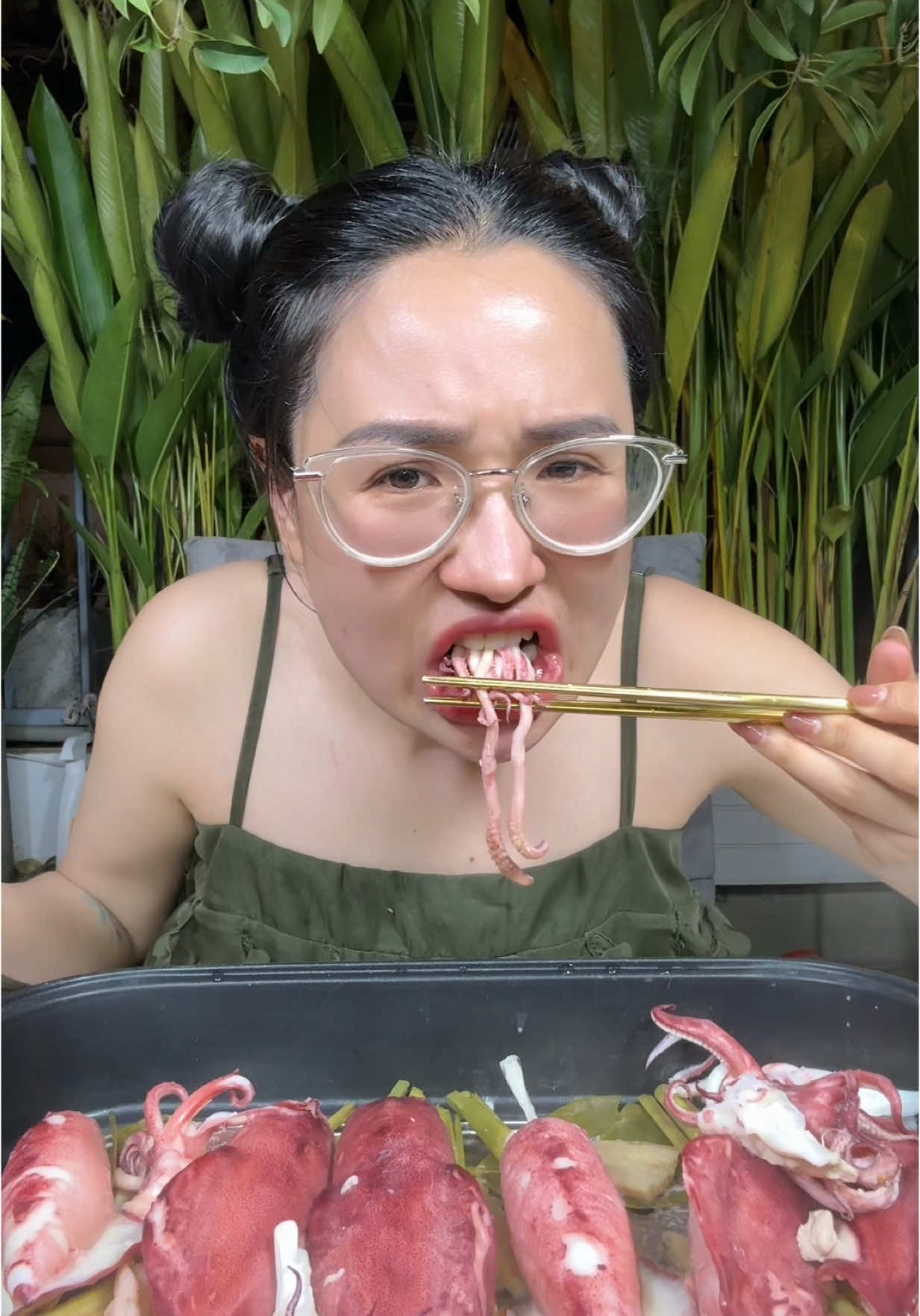 A post by @vienvibi_899 on TikTok caption: Tới giờ ăn mực hấp cuốn bánh tráng nè mấy bà 
