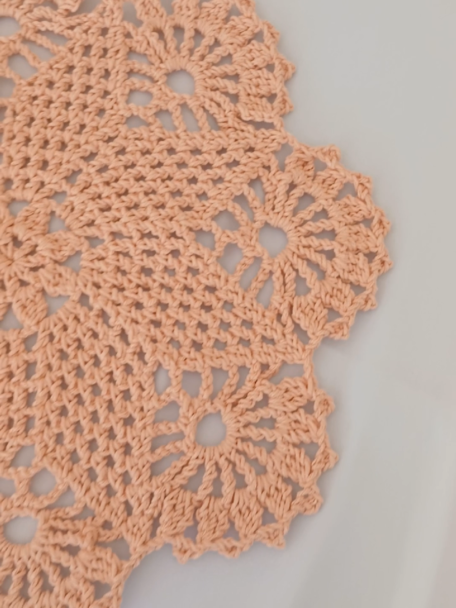 A post by @giovanna_salles on TikTok caption: ⚪️Sousplat ou centro de mesa  Disponível a pronta entrega  #sousplatdecroche #sousplat #crochet #crochetersoftiktok #crochettiktok #croche #crochetlove 