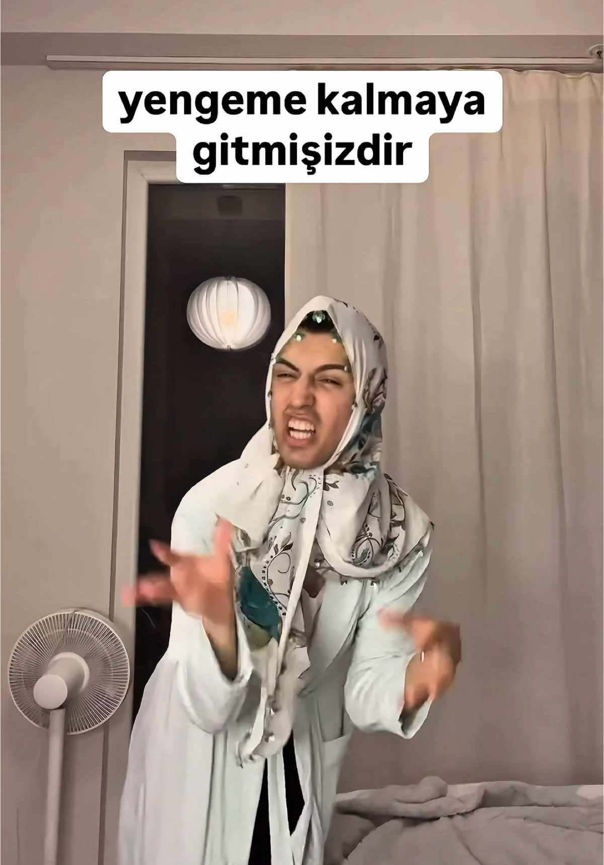 A post by @ezhersolmaz_ on TikTok caption: yengeni etiketle kavga ciksin😂🤣😂 #keşfet #komedi #keşfetteyiz #ezhersolmaz #yenge #komik #kaynana #gelin 