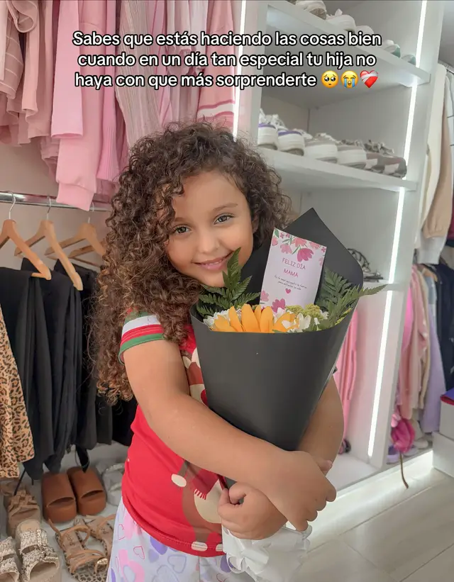 A post by @_soficmunoz18 on TikTok caption: Hija mía hoy me tienes el corazón arrugado 😭✨ te amo tanto preciosa 👧🏻🩷 no me imagino cuando mi mavi ya me haga dibujos y cartitas de amor 😭 las amooooo👧🏻👧🏻