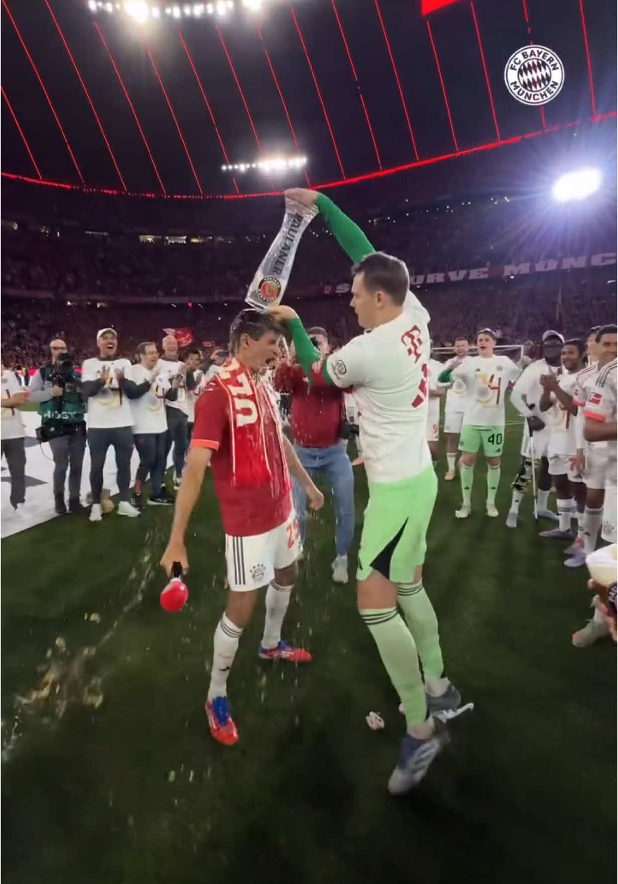 A post by @manuelneuer on TikTok caption: Es gibt nur einen Thomas Müller! 🥳@Thomas Müller @FC Bayern München 