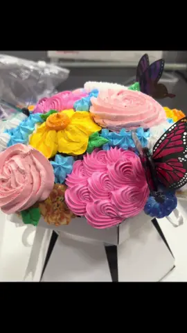 A post by @desiraemontez on TikTok caption: #fypシ゚viral #cupcakebouquet #workflow 