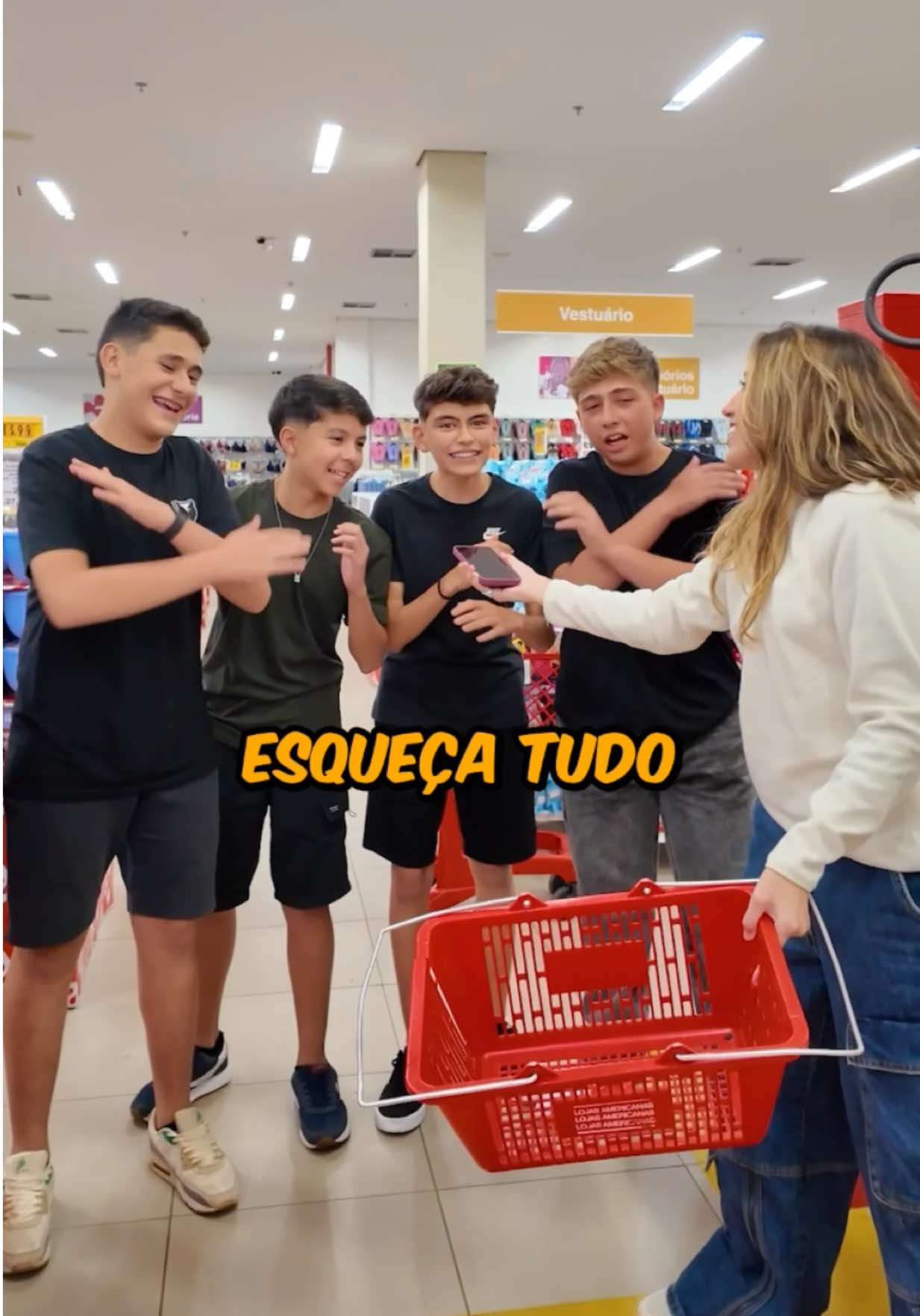 A post by @gabrielanerym on TikTok caption: O que você compraria em 1 minuto?😂 Eles quase quebraram a loja pra pegar MASSINHA😂 Qual cidade eu devo ir??