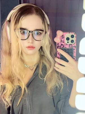 A post by @rayblos on TikTok caption: Михаил проиграл в битве с другим мужчиной за еду в виде розовой кошечки😢 