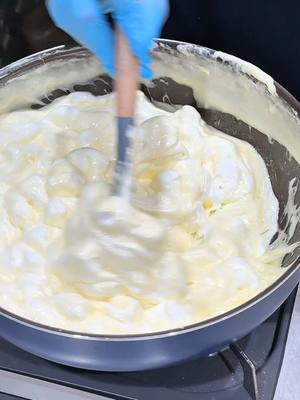 A post by @tokyo_foods on TikTok caption: 新大久保に上陸の今韓国で大バズリ中のスイーツ、チョンドゥククッキー 新大久保にある11 CHURROSで食べられるよ