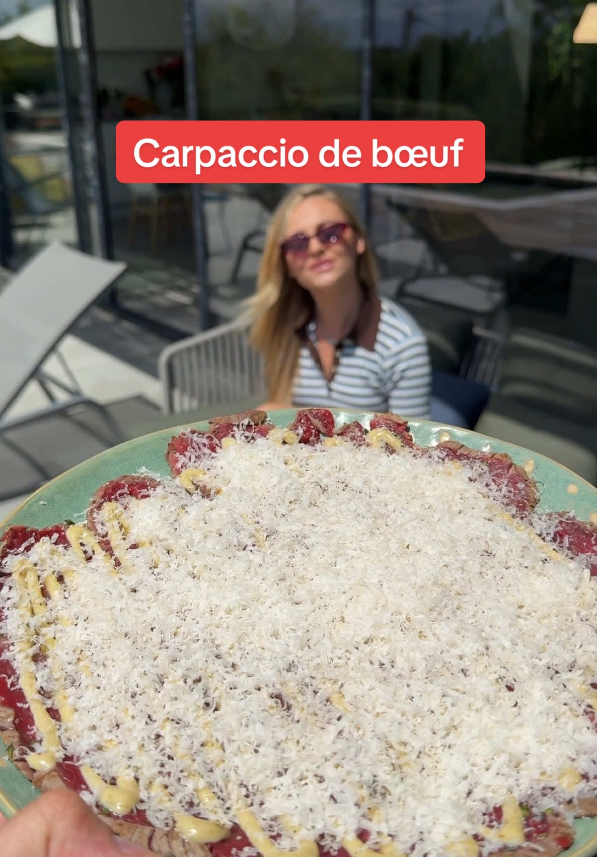 A post by @_toscanelucas on TikTok caption: Babe veut un carpaccio de bœuf 🥩🇫🇷 Ingrédients : * 1 filet de boeuf * 1 noisette de beurre * 1 brin de romarin * 2 jaunes d'œuf * 3 anchois * 1 cuillère à soupe de moutarde à l'estragon (ou normale) * 1 gousse d'ail * 1 cuillère à soupe de câpres * 1 cuillère à soupe de vinaigre de cidre * 100 g de parmesan * Huile neutre (pour la mayonnaise) * Sel & poivre * Huile d'olive (pour finir) Préparation : 1. Sale et poivre généreusement ton filet de boeuf des deux côtés. 2. Dans une poêle bien chaude avec une noix de beurre, saisis ta viande sur chaque face (environ 1 minute par côté) pour bien la colorer sans la cuire à l'intérieur. 3. Hache finement le romarin et roule ton filet dedans pour bien l'enrober. 4. Enveloppe ta viande dans du film alimentaire en serrant bien, puis forme un cylindre bien régulier. 5. Place ton cylindre de viande au frigo pour qu'il prenne bien sa forme (au moins 1 heure). 6. Pour la sauce : dans ton robot ou mixeur, mets les jaunes d'œuf, les anchois, les câpres, la moutarde, le vinaigre et l'ail râpé. 7. Commence à mixer pour obtenir une base homogène. 8. Ajoute le parmesan et mixe à nouveau. 9. Comme pour une mayonnaise, incorpore l'huile neutre petit à petit en filet continu tout en mixant jusqu'à obtenir une sauce bien épaisse. 10. Transfère ta sauce dans une poche à douille (ou un sac congélation avec un coin coupé) et réserve au frais. 11. Sors ton filet du frigo et découpe des tranches ultra-fines. Si tu as une trancheuse, c'est le top ! Sinon, place chaque tranche entre deux feuilles de film alimentaire et aplatit-la doucement avec un rouleau à pâtisserie pour obtenir de belles tranches de carpaccio (vas-y délicatement pour ne pas déchirer la viande). 12. Dispose tes tranches de boeuf harmonieusement sur une grande assiette. 13. Décore avec la sauce César comme sur la vidéo, un filet d'huile d'olive et une généreuse pluie de parmesan fraîchement râpé. 14. Régale-toi, c'est vraiment un banger cette recette ! 🔥