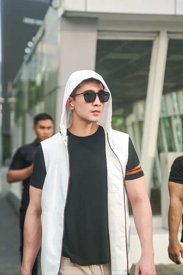 A post by @bramastaverrell on TikTok caption: Lari kecil sambil bercanda Senyum lepas tanpa drama Yang beretika tak butuh garda, Karena hormat datang dengan cara. Hari Minggu ga ada kamu I miss u, Have a nice Sunday too😉