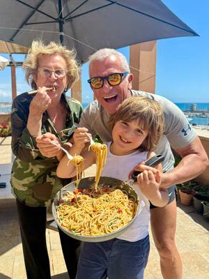 A post by @chefmaxmariola on TikTok caption: Una forchettata d’estate, d’amore e di mare. 🍝🌊 Oggi vi regalo il sapore di casa mia: spaghetti con le alici fresche 🐟 Se volete fa’ felice chi amate… non basta un mazzo di fiori: fate due spaghetti fatti con amore! 👨🏻‍🍳 A Mamma Fiorella, e a tutte le mamme che ci insegnano che l’ingrediente segreto è sempre il cuore.❤️  Buona Festa della Mamma, siete la vera magia! 🙏🏼 👉🏼 Rifate ‘sti spaghetti a casa e ditemi nei commenti che ve ne pare! 💬 #chefmaxmariola #maxmariola #maxmariolacucinapervoi  #thesoundoflove #fyp 