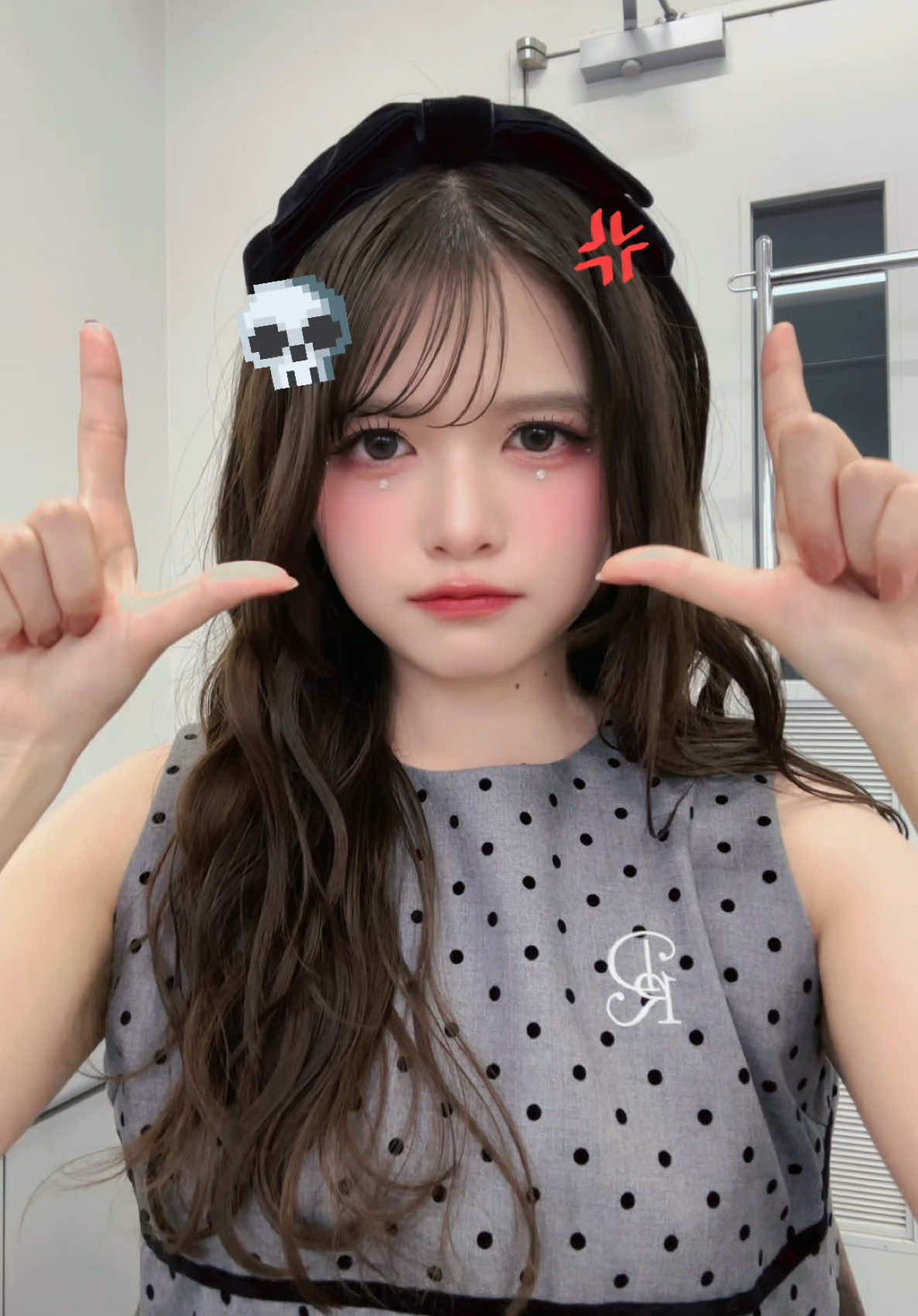 A post by @kageihina on TikTok caption: みんなってどんな時にイライラする？私は店員さんに横暴な態度取ってる人を見かけたとき🫤