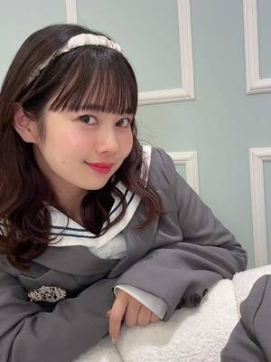 A post by @senpai_jpn5 on TikTok caption: 最後カットするか迷ったけど可愛いからそのまま載せちゃった🥺！ @かんなみしゃん @コンドウサエコ @るいちゃん  #せんぱい5人が可愛すぎる #japanesegirl #制服 #trending #tokyojapan 