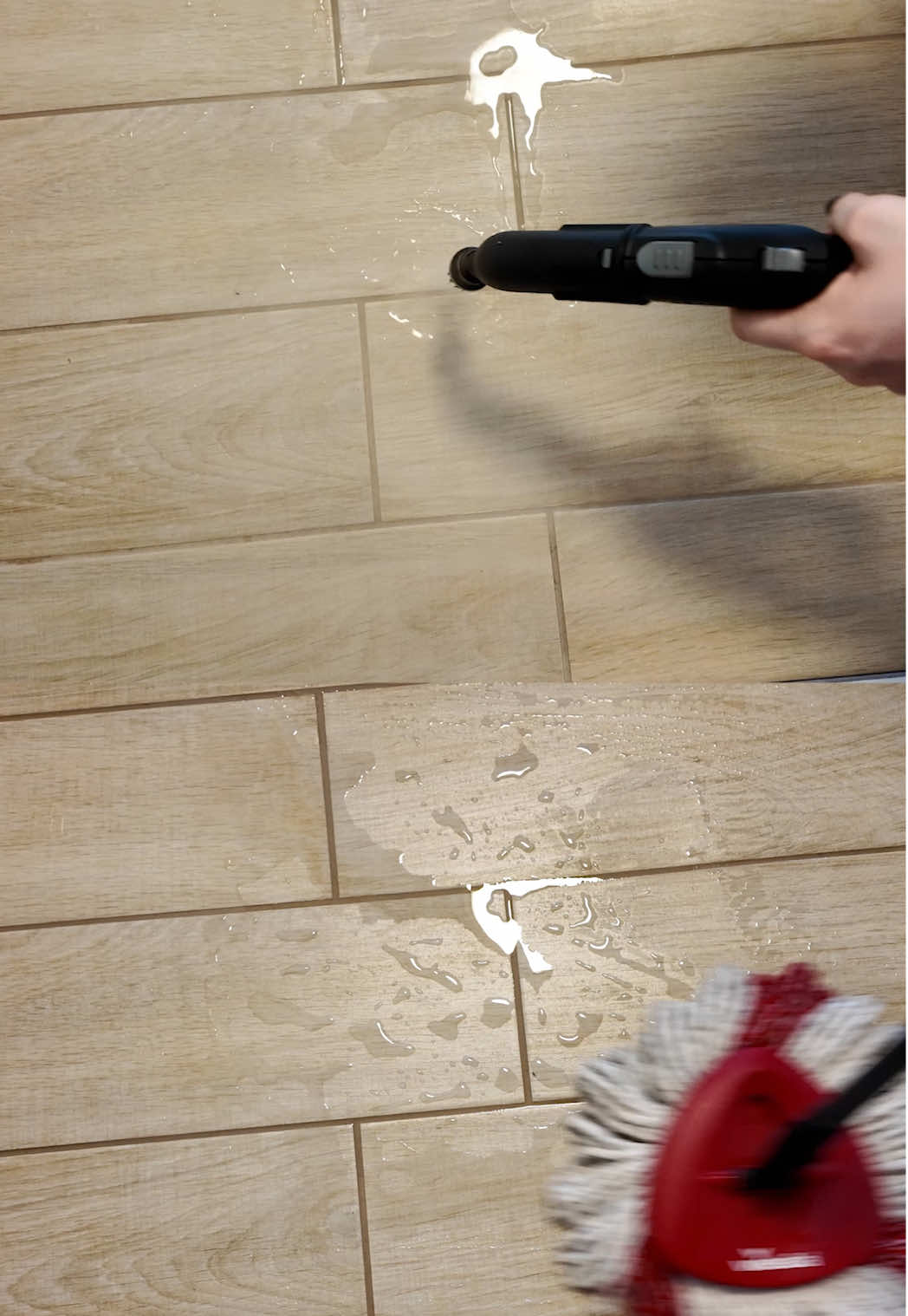 A post by @vivi_es_norbi_cc on TikTok caption: Fuga Tisztítás💨 #cleaning #clean #cleantok #steam #steamclean 