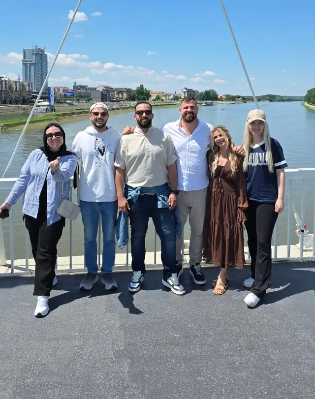 A post by @kristijanilicic on TikTok caption: Dok je jedan dio influencera s Andreom krenuo prema sunčanoj Puli, drugi dio ekipe odlučio je istražiti nešto što se često preskoči – Slavoniju i Baranju. Ovaj dio Hrvatske uvijek nekako ostane u sjeni obale i poznatih turističkih ruta, ali mi smo došli upravo ovdje – jer vjerujemo u njegovu ljepotu, toplinu i autentičnost. Polja koja sežu do horizonta, rijeke koje mirno teku, ljudi koji te dočekuju kao da si im obitelj... Slavonija i Baranja imaju dušu. I zaslužuju pažnju. Nadamo se da ćemo kroz naše objave pokazati svijetu koliko ova regija vrijedi, koliko je posebna i koliko ponosa nosi u sebi. Jer Hrvatska nije samo more. Hrvatska je i Dunav, Drava, ravnice, fiš paprikaš, tamburice, osmijeh na licu i srce na dlanu @croatiafulloflife  #osijek #slavonija #baranja #osijek🇭🇷 #hrvatska #croatia 