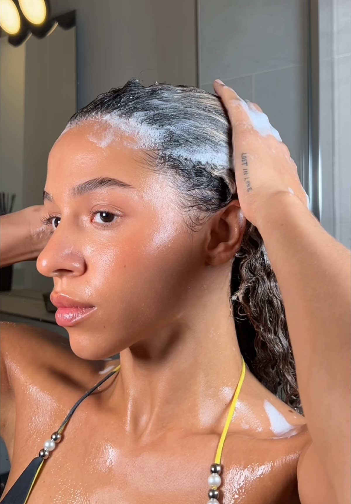 A post by @melissazerhau on TikTok caption: Meine Hair growth journey beginnt jetzt SCHON WIEDER 🥹 Ziel wird 2026 erreicht 🏄🏽‍♀️ #afrohair #curlygirl #blondehair #hairtok #hairinspo #hairwash #hair #fürdich #curlyhairtutorial #Consiglisullacuradeicapelli 