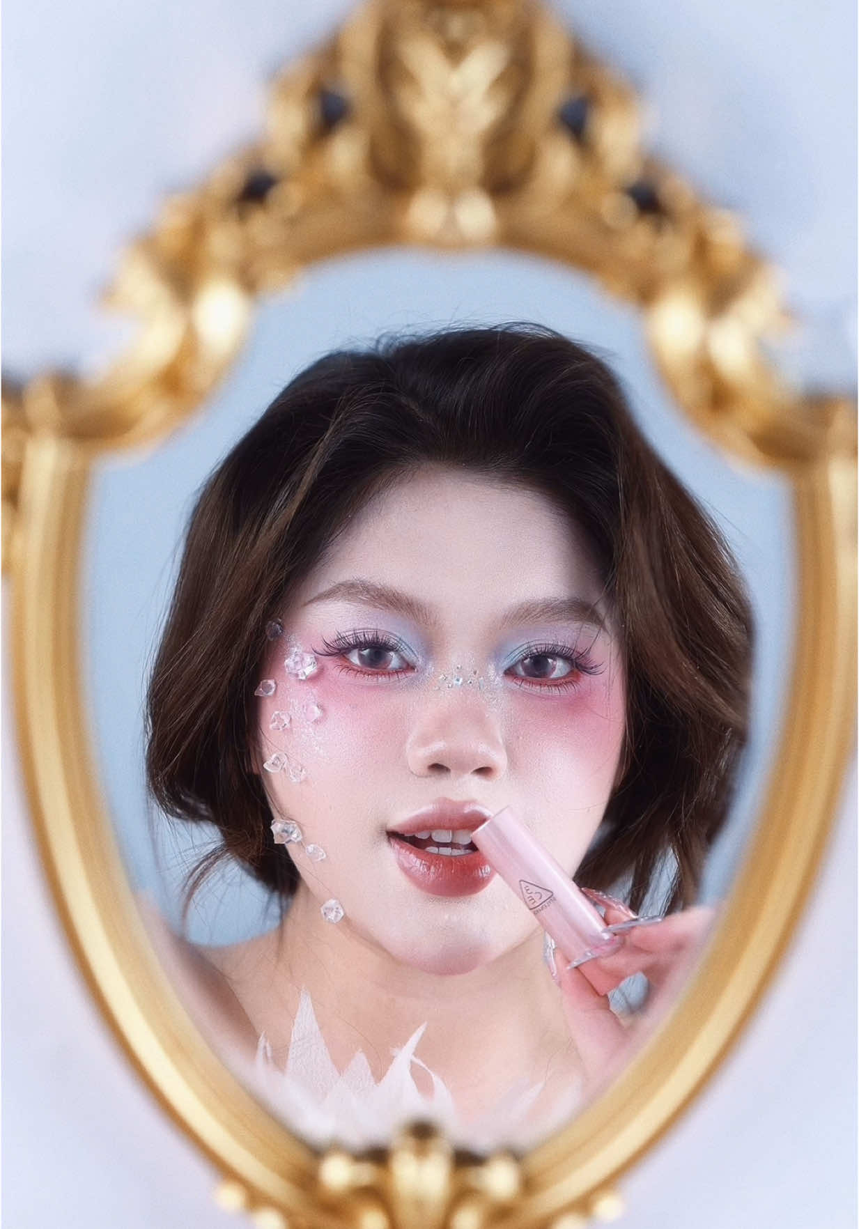 A post by @_inlil on TikTok caption: Gương kia ngự ở dưới đất, thế gian này có son nào đẹp như son  #3CEVN #inlil #makeup #fyp #glazyglow #3andChịEm #3CEPartner