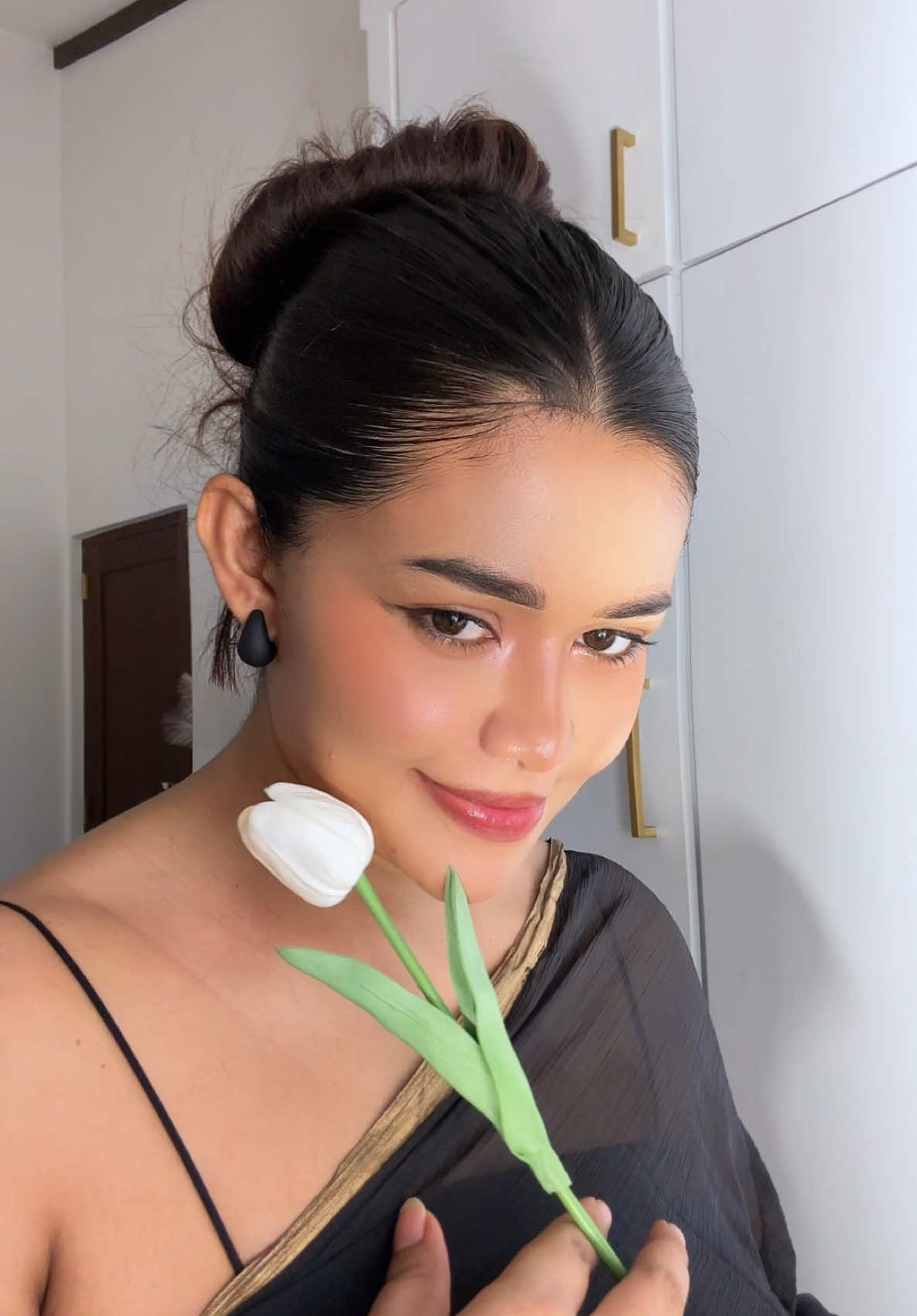 A post by @harshyuofficial on TikTok caption: 😁🤭 #sinhalatiktok #sinhalacinema #fypシviralvideoforyouii #fyp #srilankangirl #fyplanka #whattowatch #trendingnow #srilankan_tik_tok🇱🇰 #whatsappstatus #trends #funny 