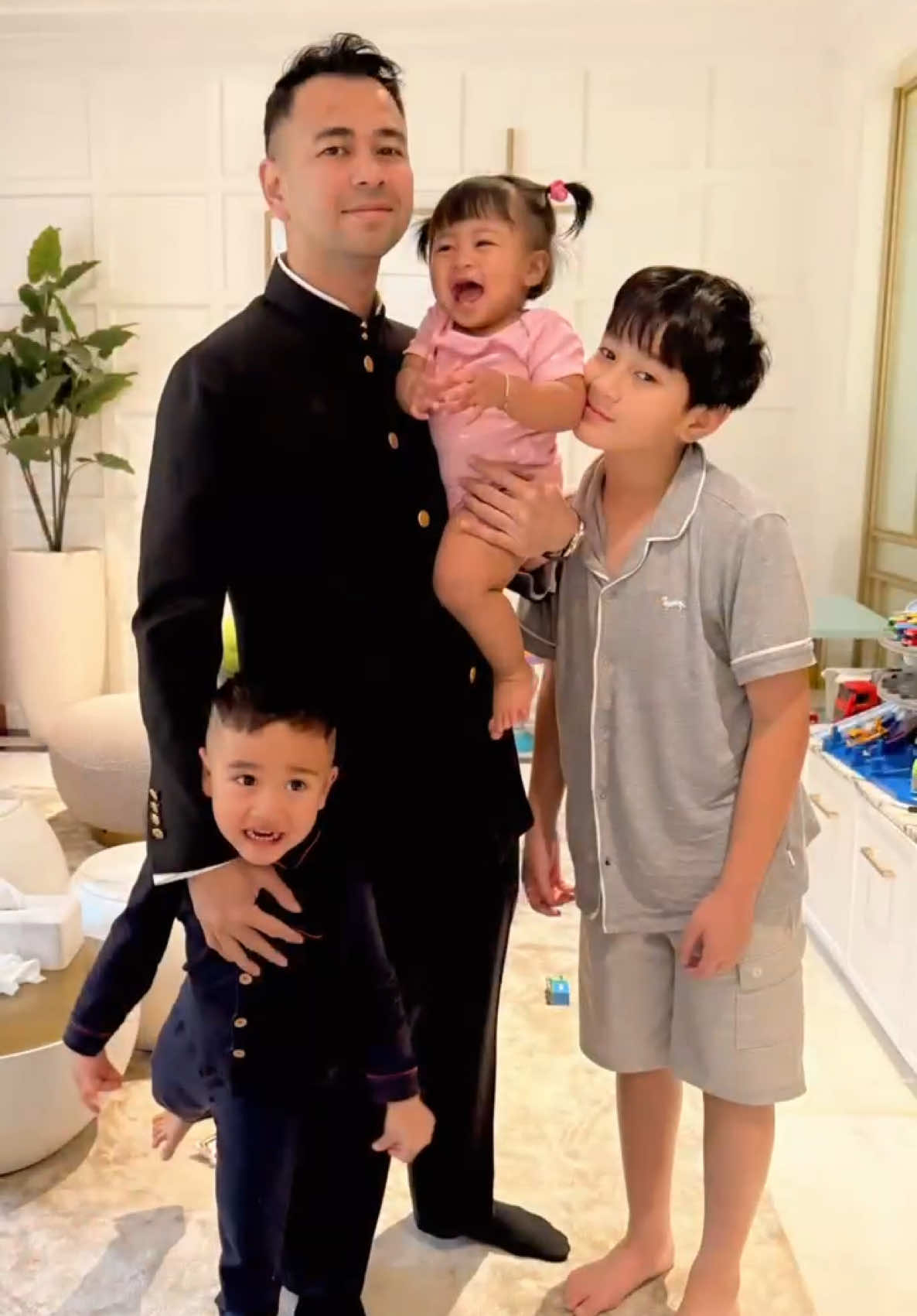 A post by @raffi_nagita on TikTok caption: Bapak bapak tidak bercerita tapi kami akan selalu ada, kami ada di nadimu, kami selalu siap untuk mendengar semua ceritamu, dan kami rela memberikan semuanya untukmu, buah hatiku.