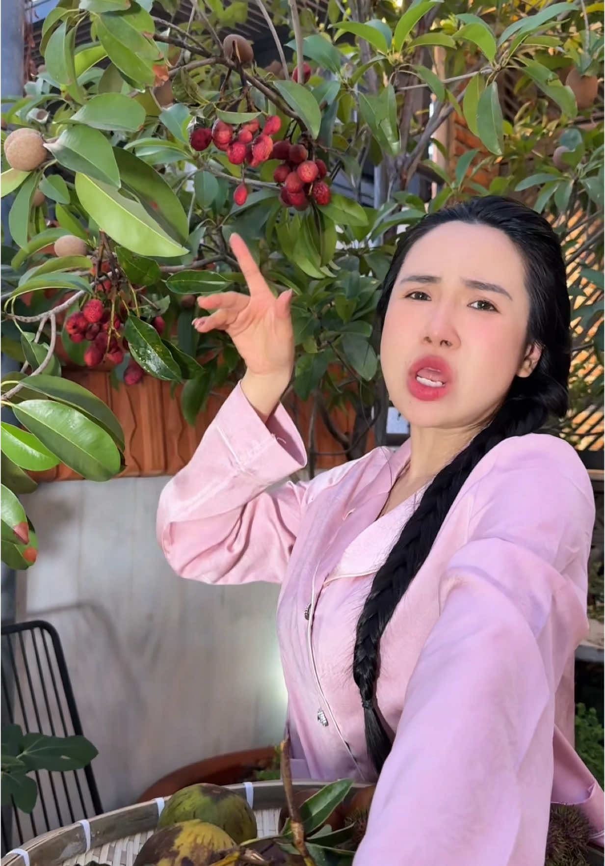 A post by @vienvibi_899 on TikTok caption: Ăn cùng Út nè em,Út thương tụi em :)))