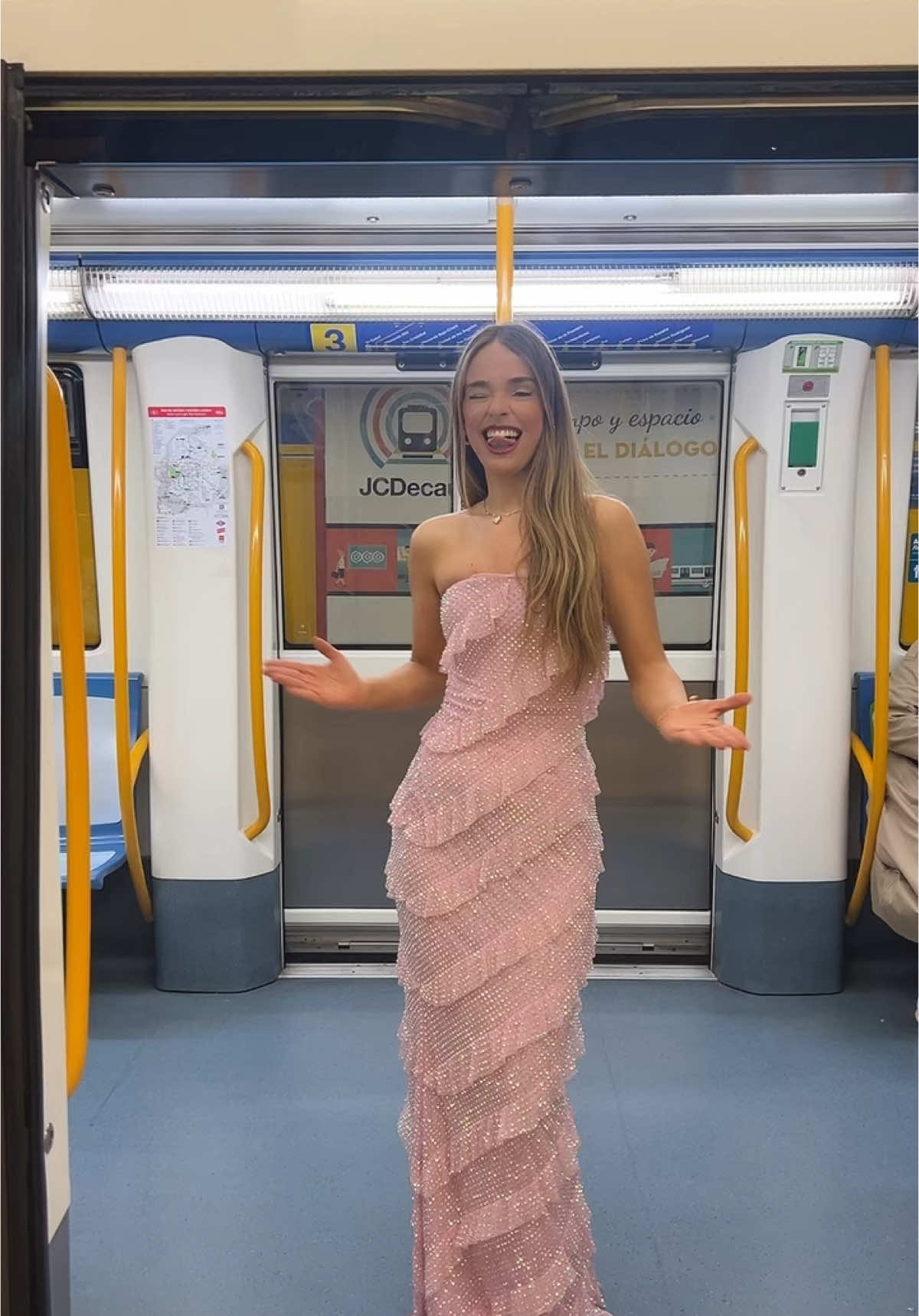 A post by @twinmelody on TikTok caption: TRANSICIÓN 🥰 #transition 