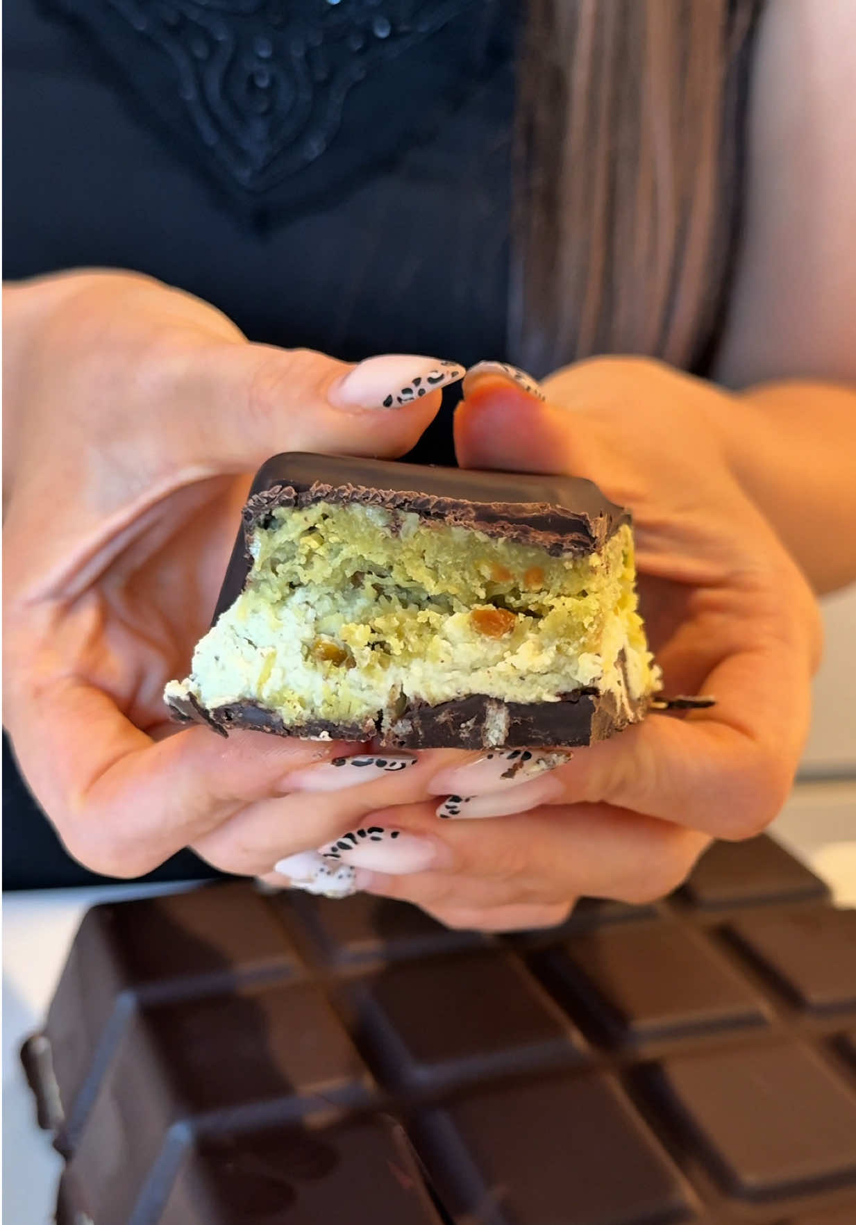 A post by @andji_cook on TikTok caption: Gâteau tablette de Dubai 🫢