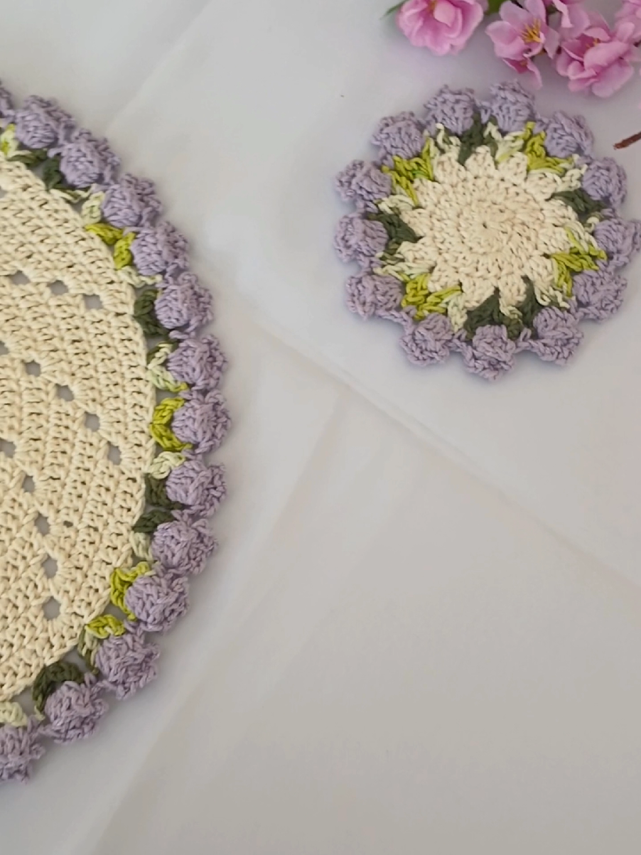 A post by @giovanna_salles on TikTok caption: sousplat tulipas 💜 🔴VENDIDO  #crochetlove #croche #crochettiktok #crochetersoftiktok #crochet #sousplat #sousplatdecroche #sousplattulipa 