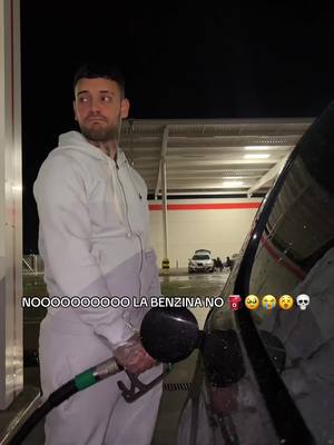 A post by @_anaismolina_ on TikTok caption: nooooooooo😞😭⛽️