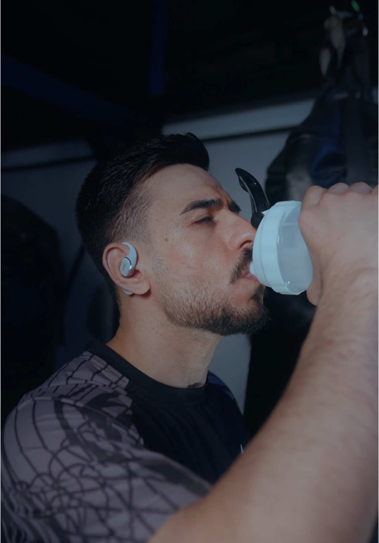 A post by @mohaimen.alaa on TikTok caption: لا تشعر بها، لا تسقط منك — السماعات الأكثر راحة وثبات اشترِ HUAWEI FreeArc الآن مقابل 126,000 دينار. #HUAWEIFreeArc 