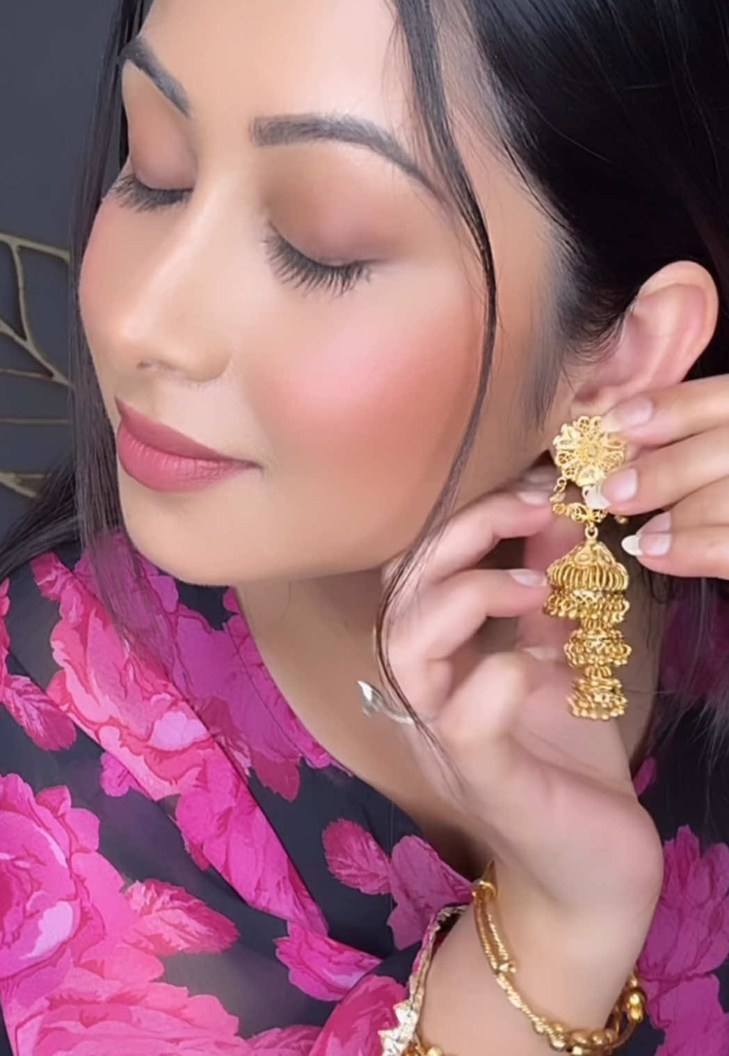 A post by @desi.sparkles on TikTok caption: No need to go to Bareilly’s bazaar—this golden jhumka is just a reel away! 