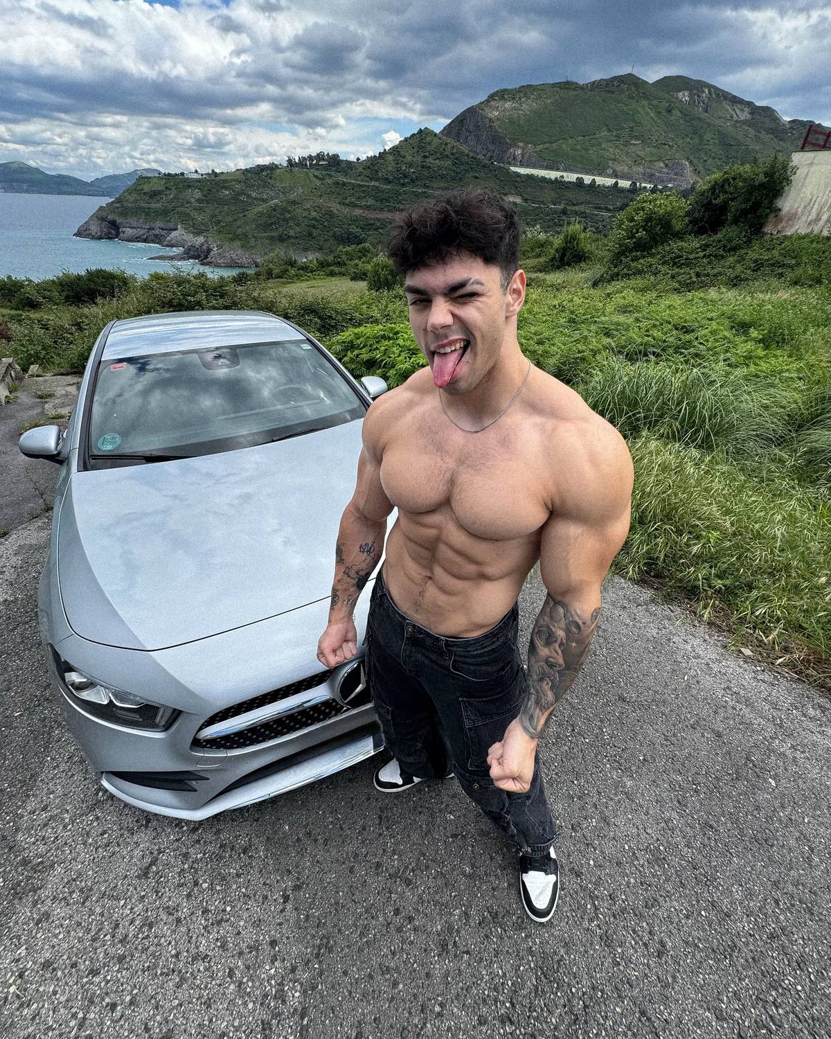 A post by @andoonig on TikTok caption: mi nuevo daily car 🥸