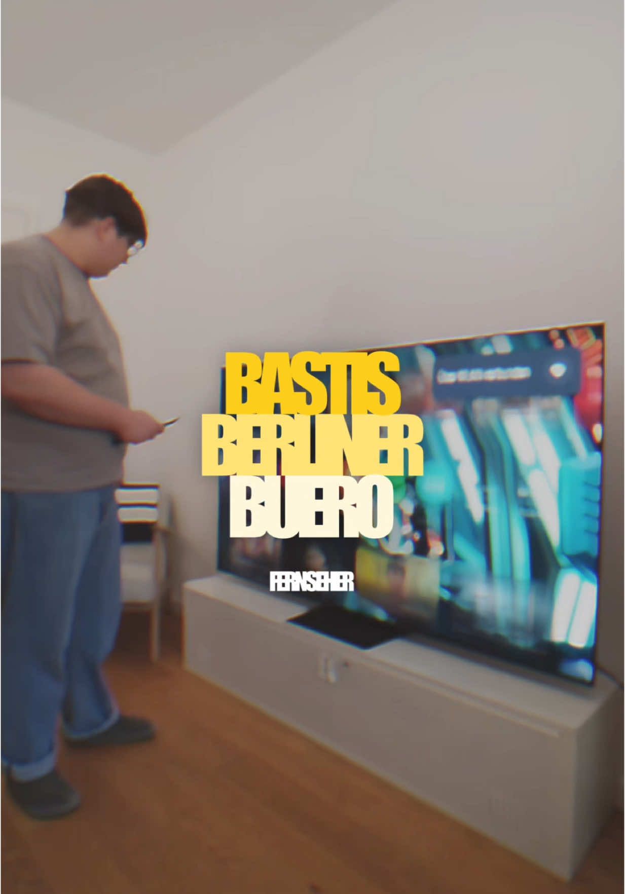 A post by @beac_basti on TikTok caption: Anzeige | Neue Butze - neuer Fernseher 🤙🏻 TCL hat sich nicht lumpen lassen 🤝🏻(Link in Bio) beat by rrregitbeats #howto #büro #gamingzimmer #setup #Gaming beac_basti #vlog #bastisberlinerbüro #Cashback #TCL #Fernseher