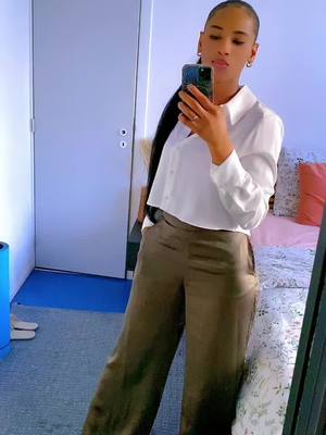 A post by @missba034 on TikTok caption: Je dis hein qui pour me pousser j’avance trop lentement ahhh habibou 😃 #guineetiktok #amusement #prtoi 