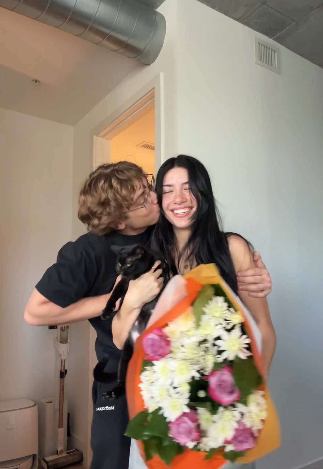 A post by @ferchugimenez on TikTok caption: Cat mom 💐