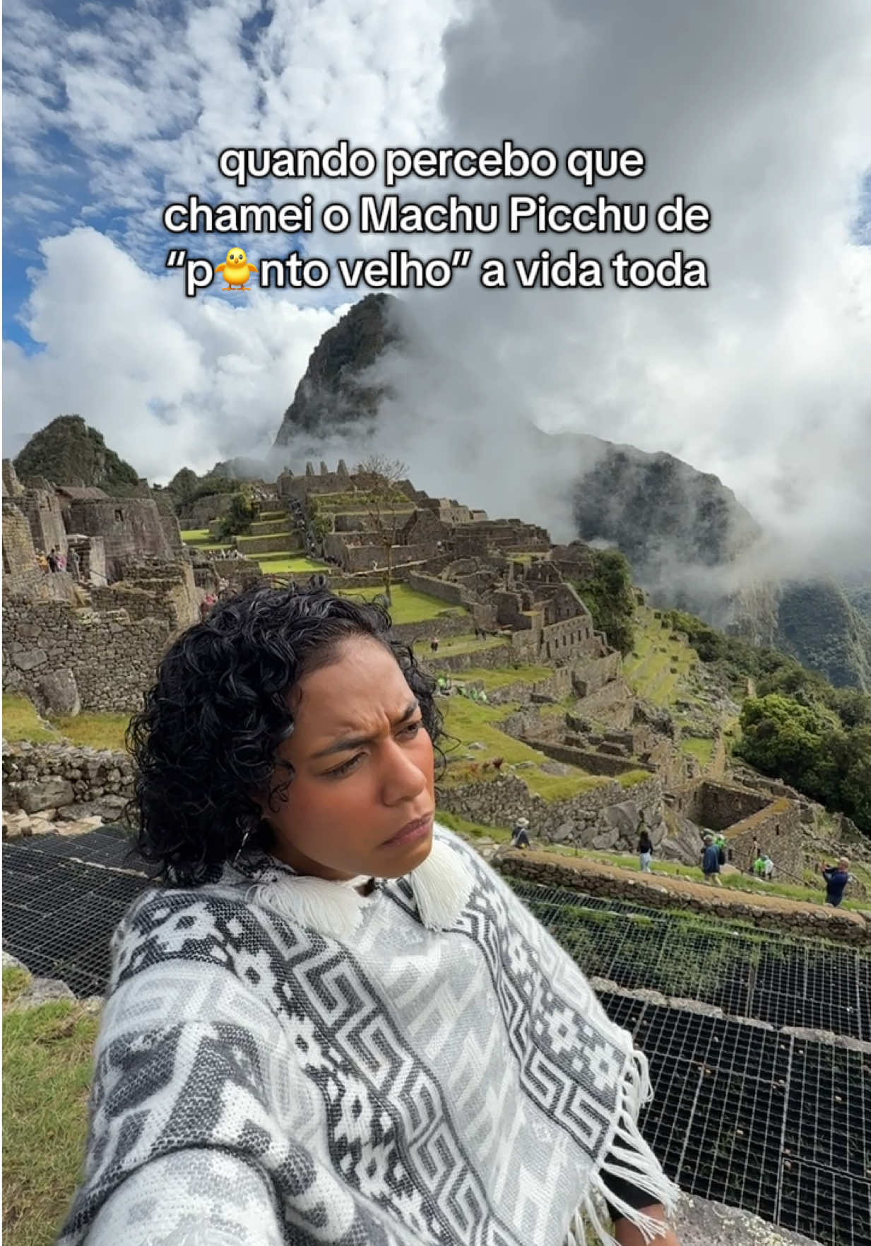 A post by @palomasouza.s on TikTok caption: se tu fala “mátiu pítio”, ta no bonde dos 🐥 véi  #peru #machupicchu 