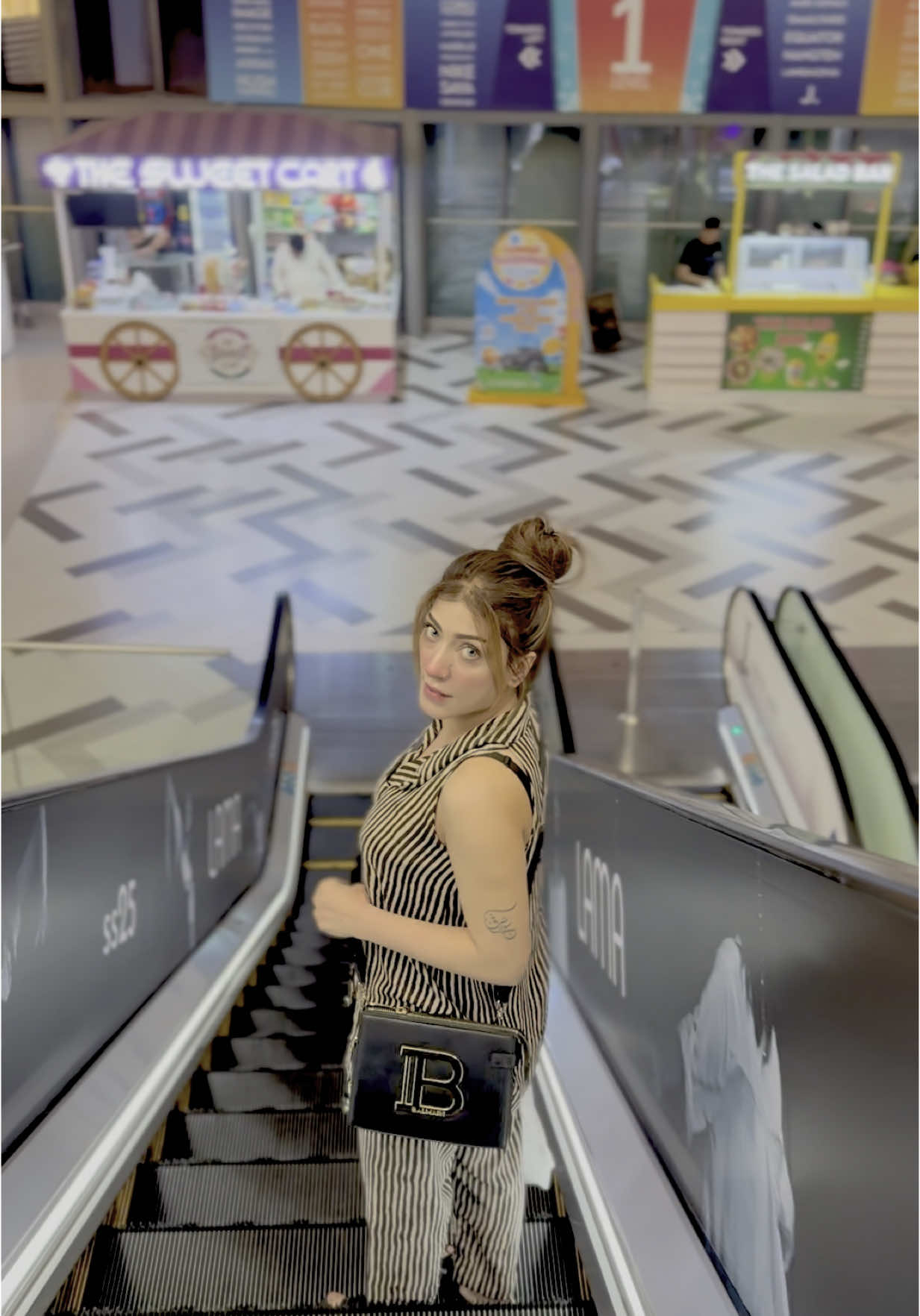 A post by @anmol_noor1 on TikTok caption: #anmolnoor #dubai #foryou #2025 #